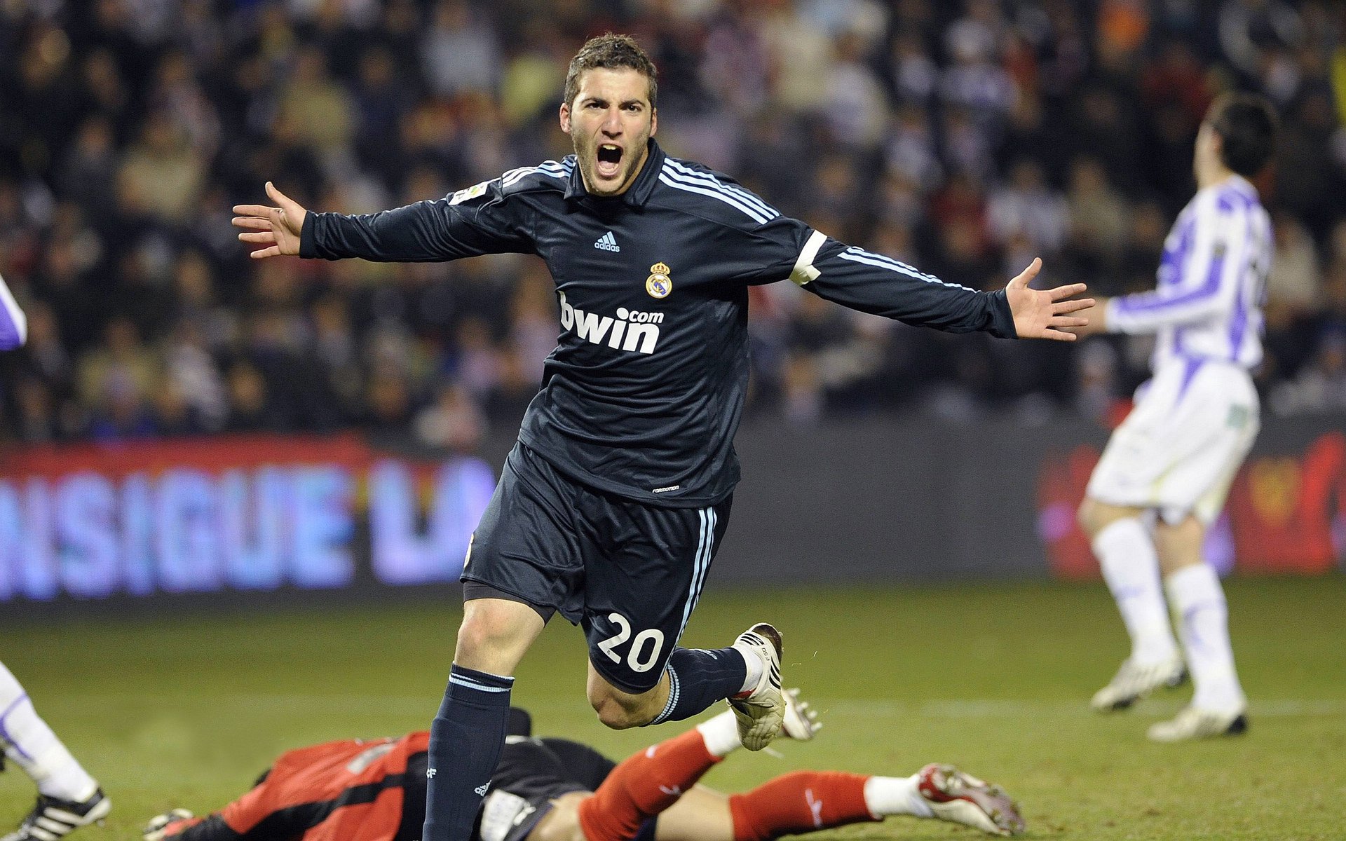 跨界传奇，新疆男篮强势攻克马刺体系，小贾伦英超赛场展露冠军接管者本色