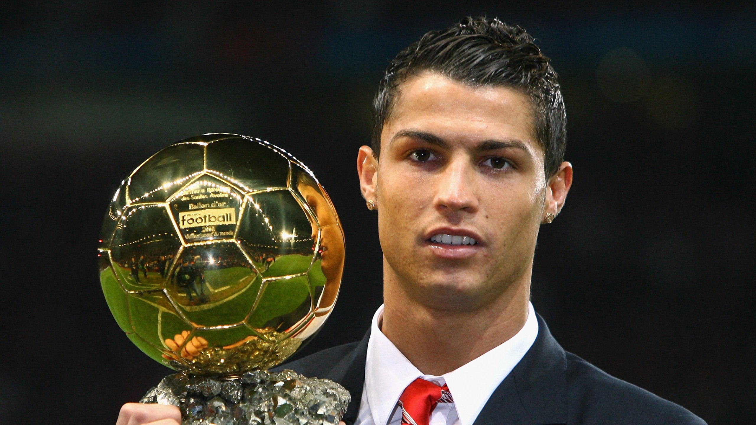 战术革命与个人英雄,迪巴拉撕裂防线的艺术,映照德国足球体系对巴萨的碾压启示